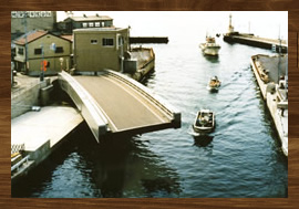 富山県黒部市にある生地中橋は黒部漁港に架かる旋回可動橋。船を通すため橋が動いている。